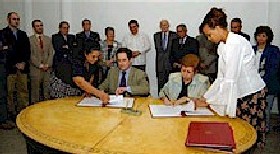 El Secretario General de Acci�n Exterior I�aki Aguirre y Marta Lomas, Ministra del MINVEC